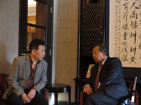 李若弘主席与与著名艺术家交谈 Chairman Li Ruohong talking to famous artist.jpg