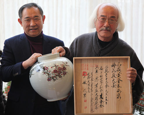 韩国林恒泽先生赠送陶瓷艺术作品